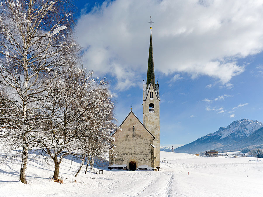Kirche in winterlicher Landschaft